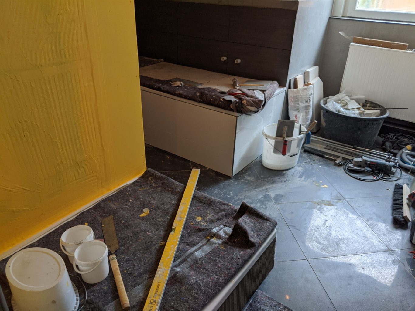 Badezimmersanierung Niederkassel 2021 Vorher Neugestaltung eines Badezimmers in Niederkassel 2021