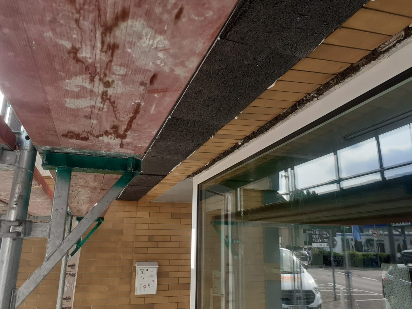 Verputzen Schaufensteranlage