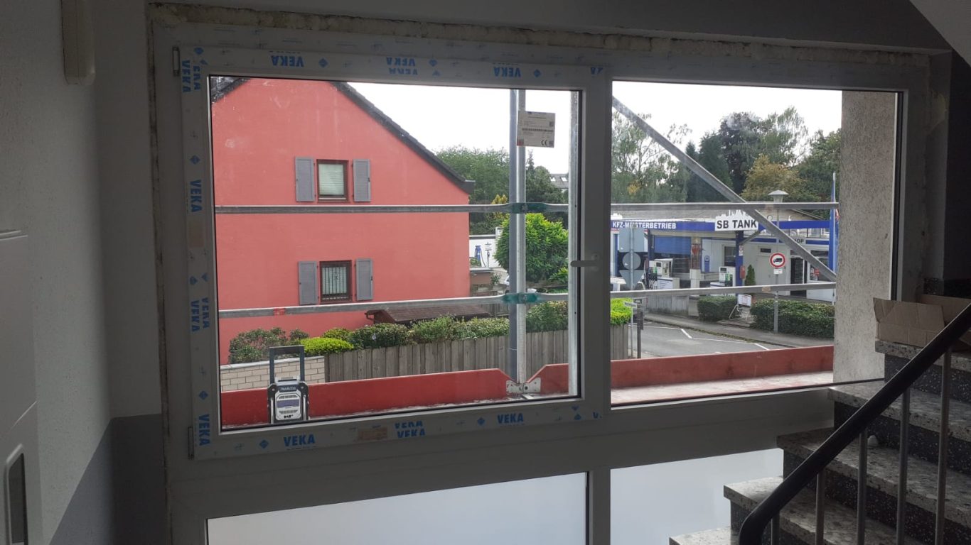 Einsetzen neue Fensteranlage Treppenhaus
