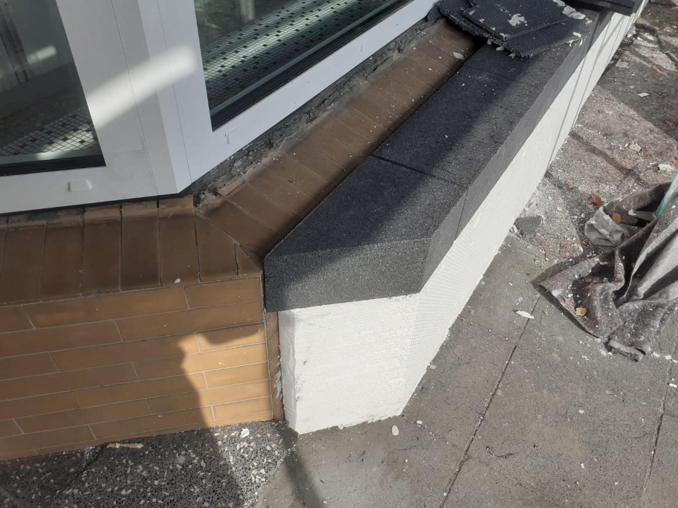 Sockel-Dämmung am Schaufenster