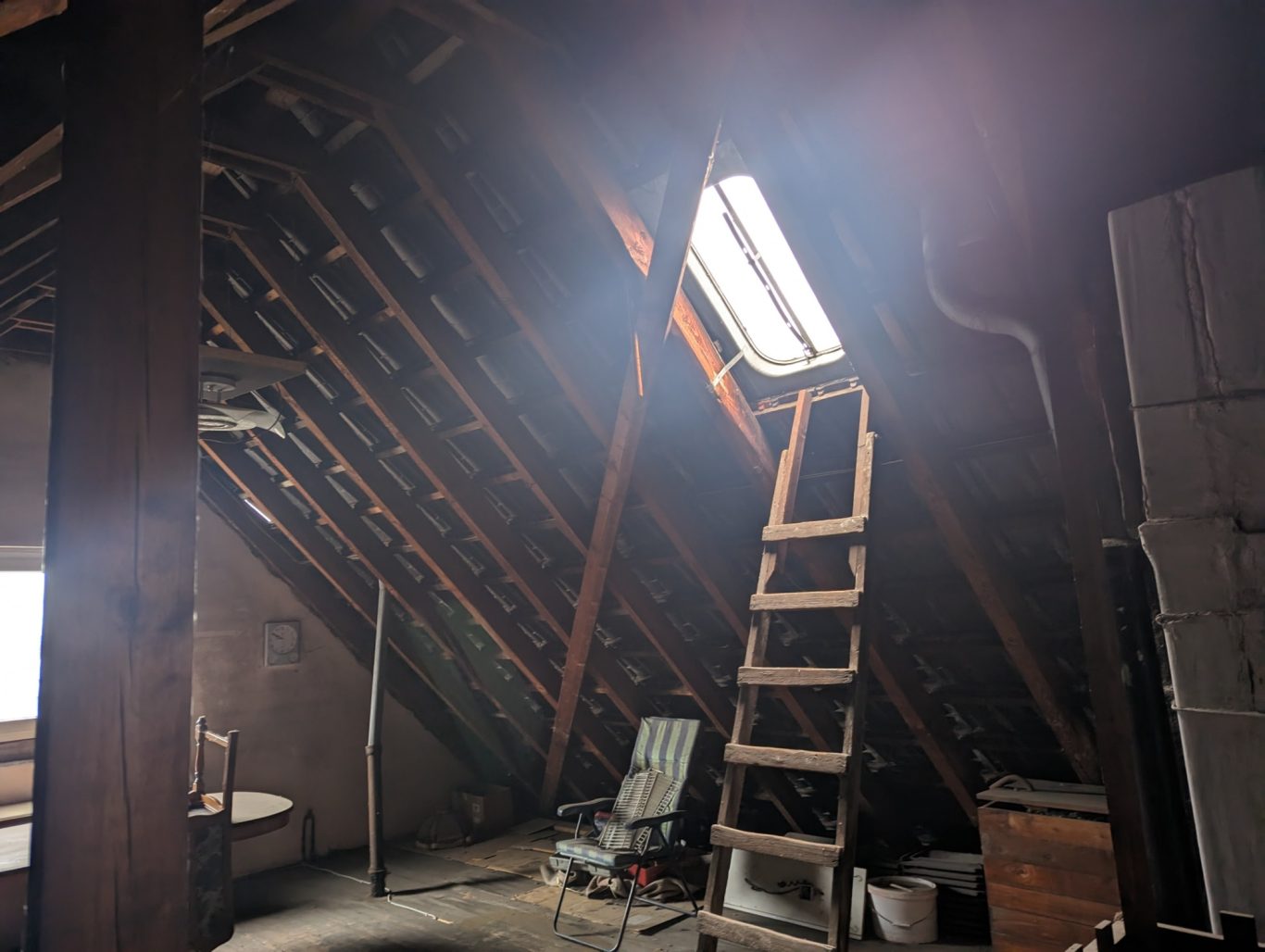 Dachboden-Dämmung Zündorf 2023 Vorher